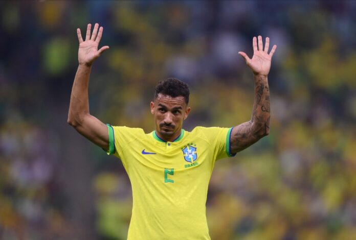 danilo-de-bracos-levantados-pela-selecao-brasileir.jpg