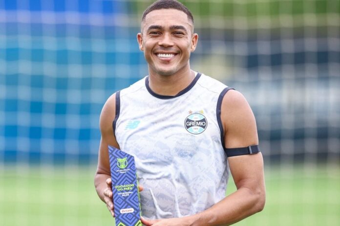 portaldogremista.com_.br-carlos-vinicius-domina-fevereiro-e-recebe-premio-da-cbf-pelo-gremio-gremio-carlos-vinicius.jpg