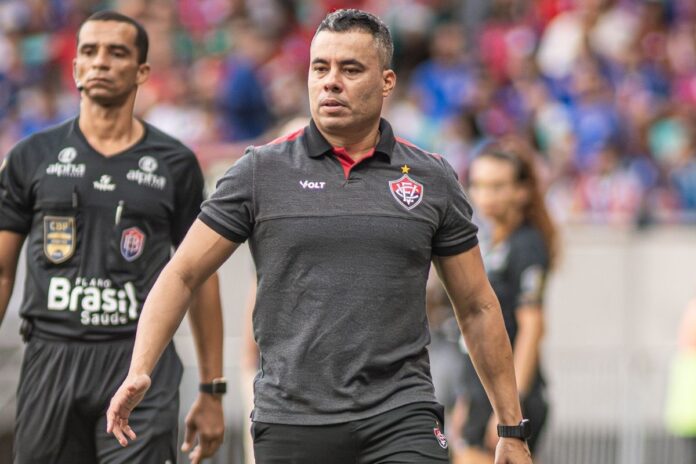 portaldogremista.com_.br-marlon-sofre-fratura-jair-ventura-reage-e-fala-sobre-impacto-no-jogo-do-vitoria-jair-ventura-vitoria.jpg