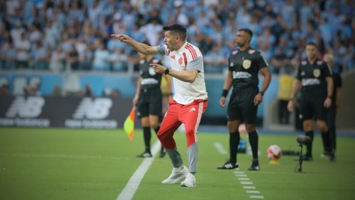 portaldogremista.com_.br-tecnico-do-inter-dispara-contra-o-arbitragem-apos-gre-nal-450-torcedor-do-gremio-var-pezzolano-tecnico-inter.jpg