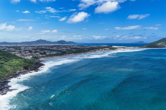 3-praias-em-florianopolis-para-relaxar-e-apreciar-a-natureza-1024x683.jpg