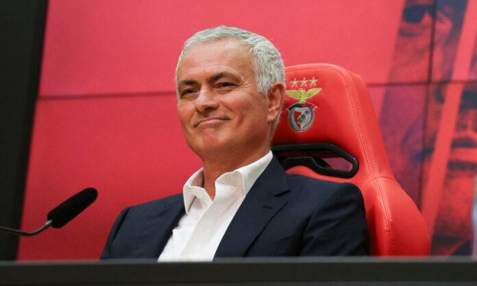 Mourinho-dando-sua-coletiva-de-imprensa-em-sua-chegada-ao-Benfica-1000x600.jpg
