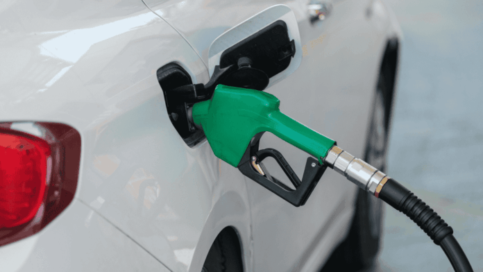 carro-sendo-abastecido-com-gasolina-em-um-posto-1024x576.png