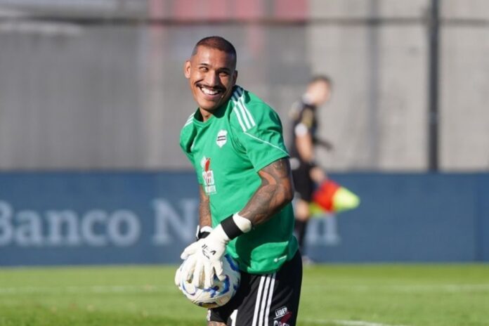 portaldogremista.com_.br-goleiro-diferente-vira-alerta-para-o-gremio-na-sul-americana-ignacio-arce-deportivo-riestra.jpg