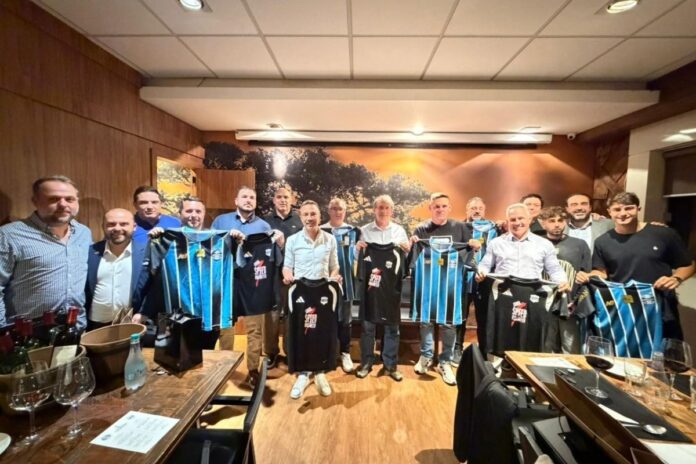 portaldogremista.com_.br-gremio-recebe-dirigentes-do-deportivo-riestra-e-reforca-lacos-antes-de-jogo-na-arena-gremio-direcao-deportivo-riestra-.jpg