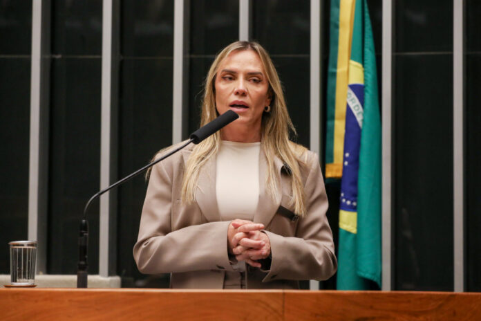 Governadora-Celina-Leao-participa-de-sessao-comemorativa-dos-217-anos-da-PMDF.jpg