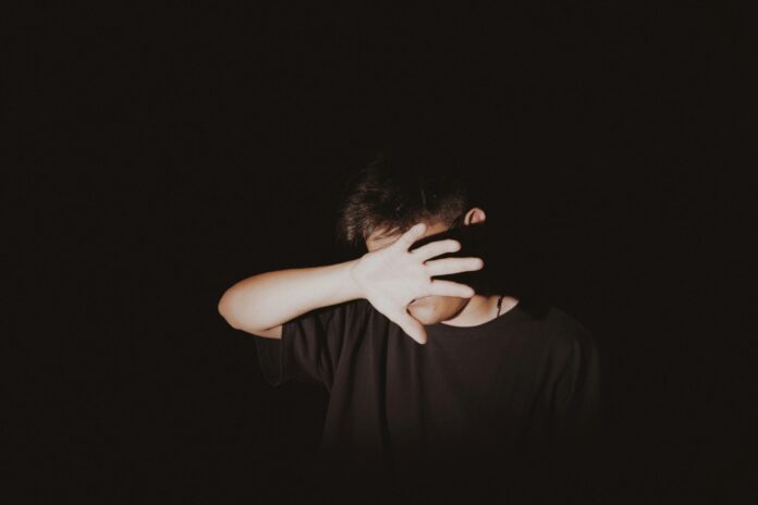 Violencia-a-criancas-e-adolescentes-Ricardo-Alvarez_Unsplash-1-scaled.jpg