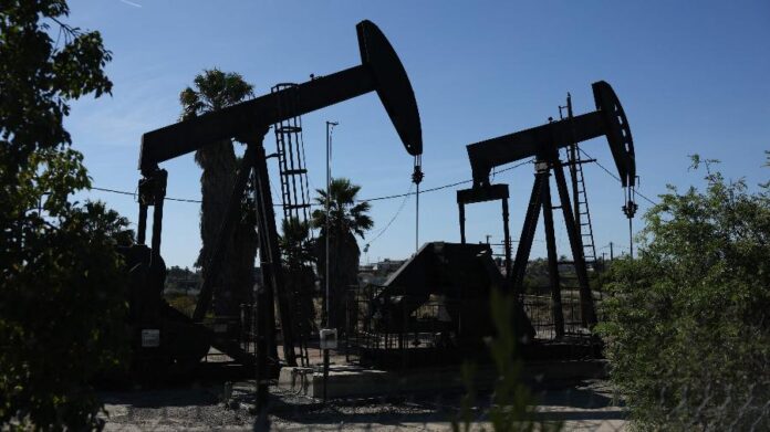 bombas-de-extracao-de-petroleo-na-california-nos-eua-1774299844240_v2_900x506.jpg