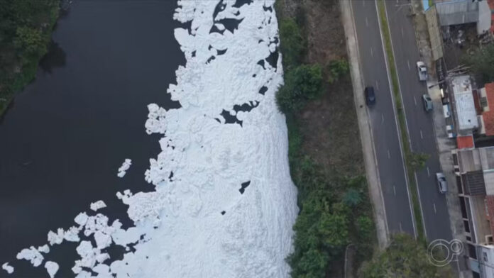 espuma-txica-no-rio-tiet-scaled.jpg