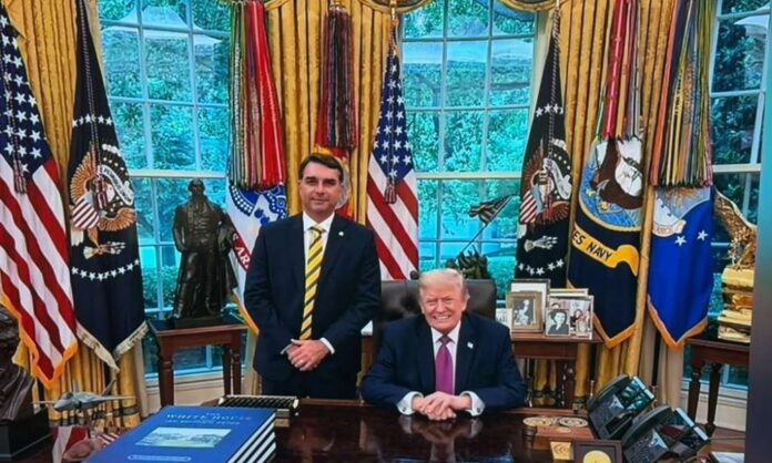 flavio-bolsonaro-e-trump.jpg