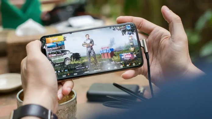 mercado-jogos-mobile-pessoa-segurando-smartphone-jogando-pubg.webp.webp