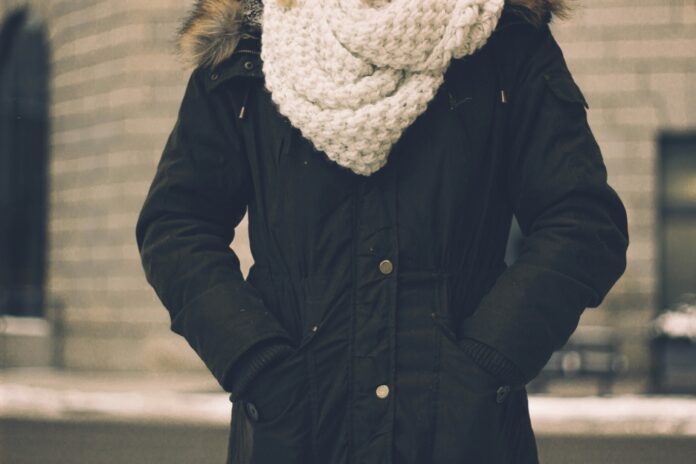 mulher-com-roupa-grossa-de-frio-e-cachecol.jpg