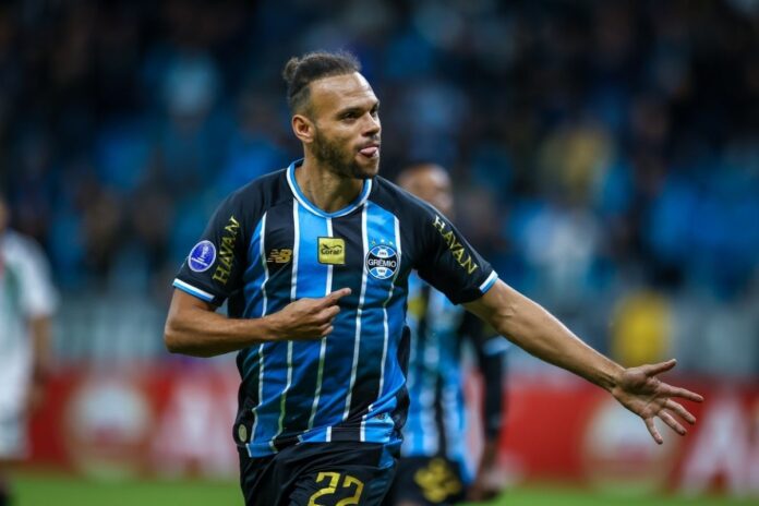 portaldogremista.com_.br-braithwaite-e-pavon-marcam-e-gremio-vence-o-palestino-na-sul-americana-gremio-braithwaite-palestino-sul-americana.jpg