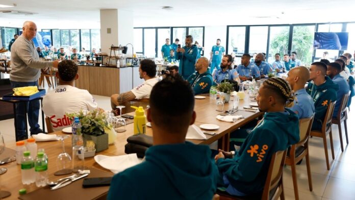 portaldogremista.com_.br-felipao-visita-selecao-na-granja-comary-recebe-homenagem-e-prega-uniao-antes-da-copa-do-mundo-gremio-felipao-selecao-brasileira-2.jpg