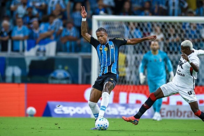 portaldogremista.com_.br-gremio-bate-o-martelo-descarta-retorno-de-mayk-e-mantem-plano-na-lateral-caio-paulista-gremio.jpg