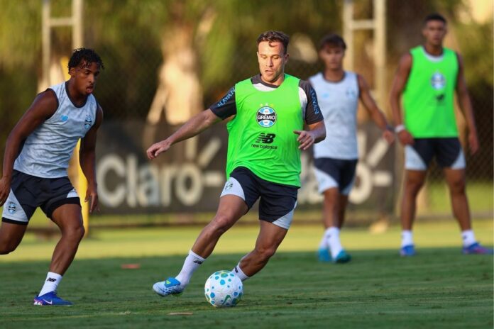 portaldogremista.com_.br-gremio-se-reapresenta-com-reforcos-e-define-time-para-enfrentar-o-remo-gremio-arthur.jpg