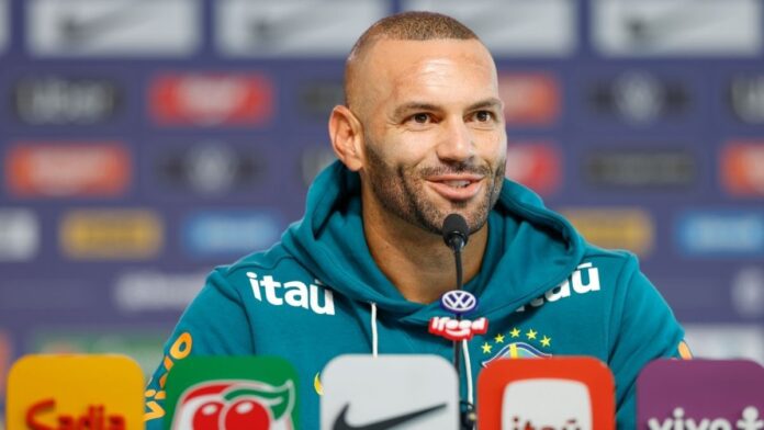 portaldogremista.com_.br-weverton-do-gremio-admite-disputa-pela-titularidade-da-selecao-brasileira-todo-mundo-tem-condicoes-gremio-weverton-selecao-brasileira.jpg